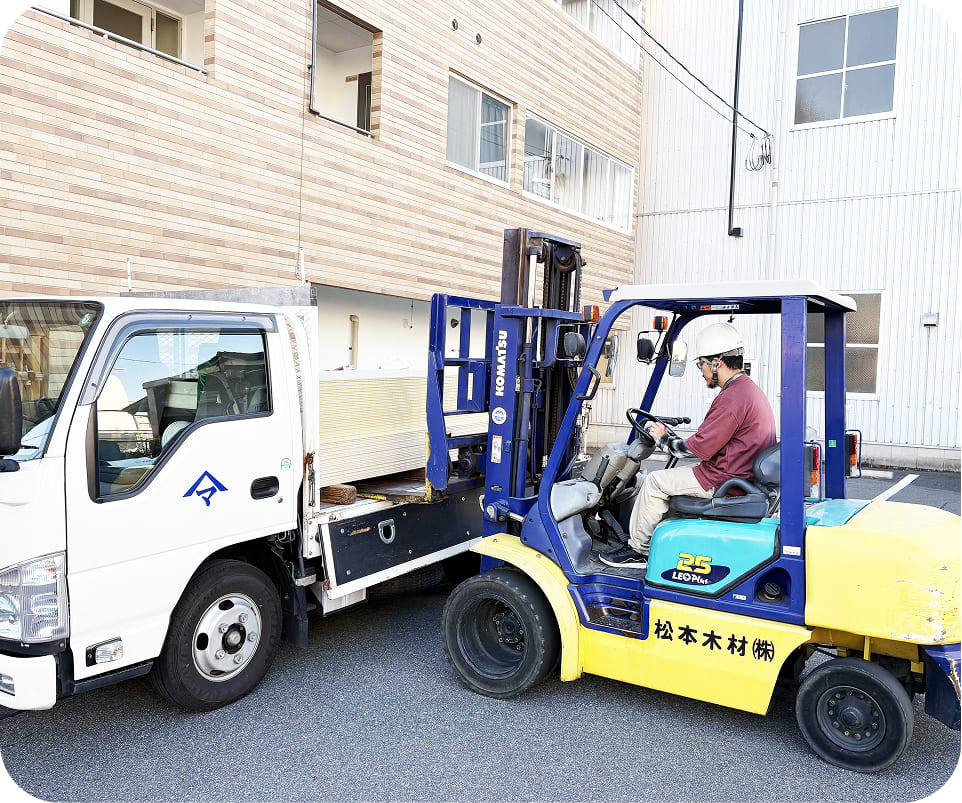 トラックに運んでいる