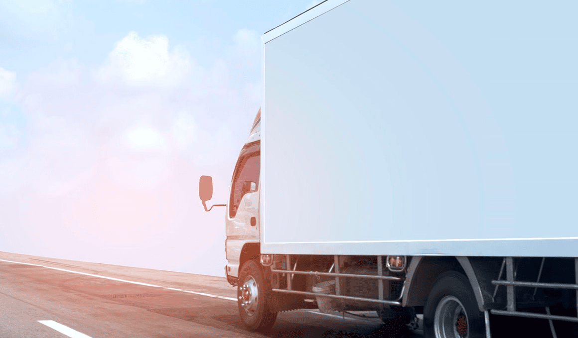 トラックが走っている