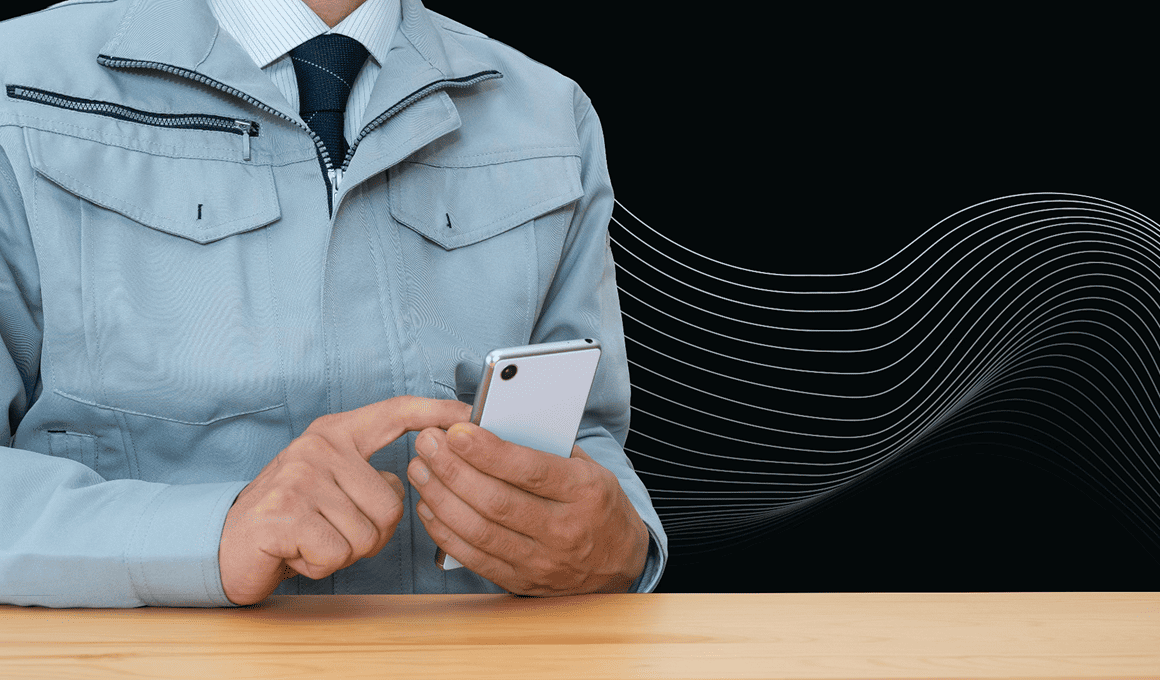 スマホを操作している男性