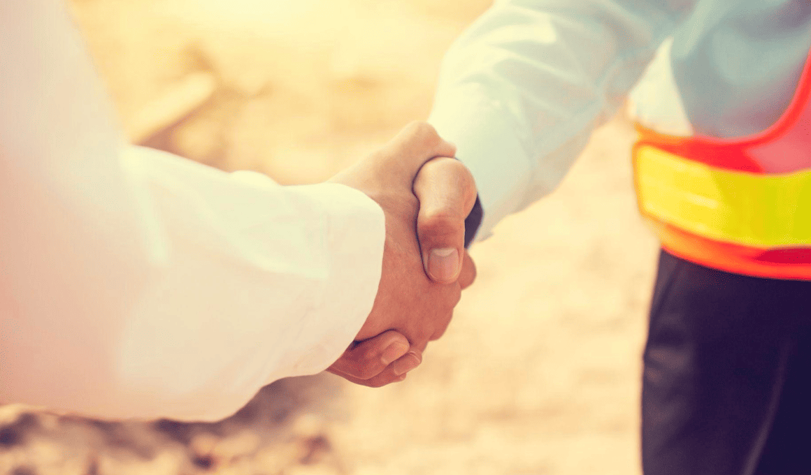 二人が握手している