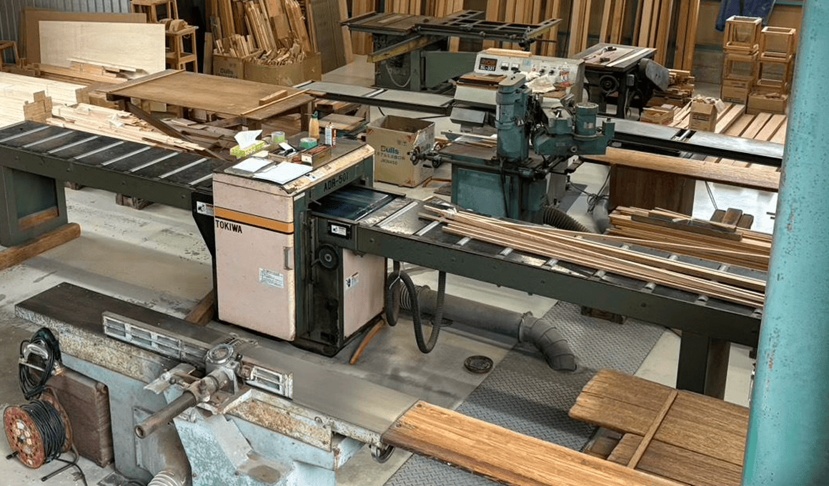 建築資材の加工工場内部