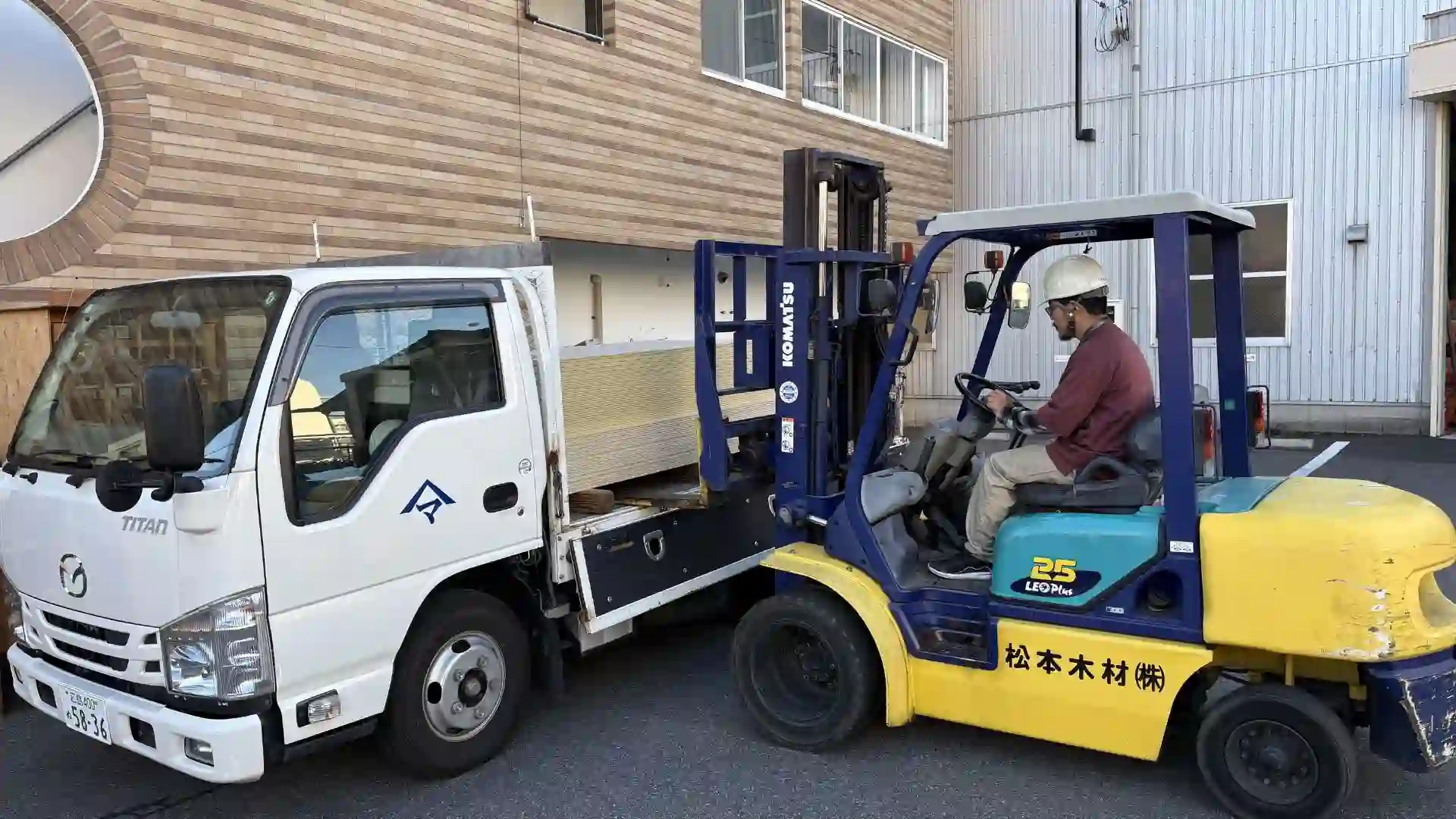 広島の建築現場へ木材を急ぎで即日配送するために自社トラックへ迅速に積み込みを行う松本木材の様子